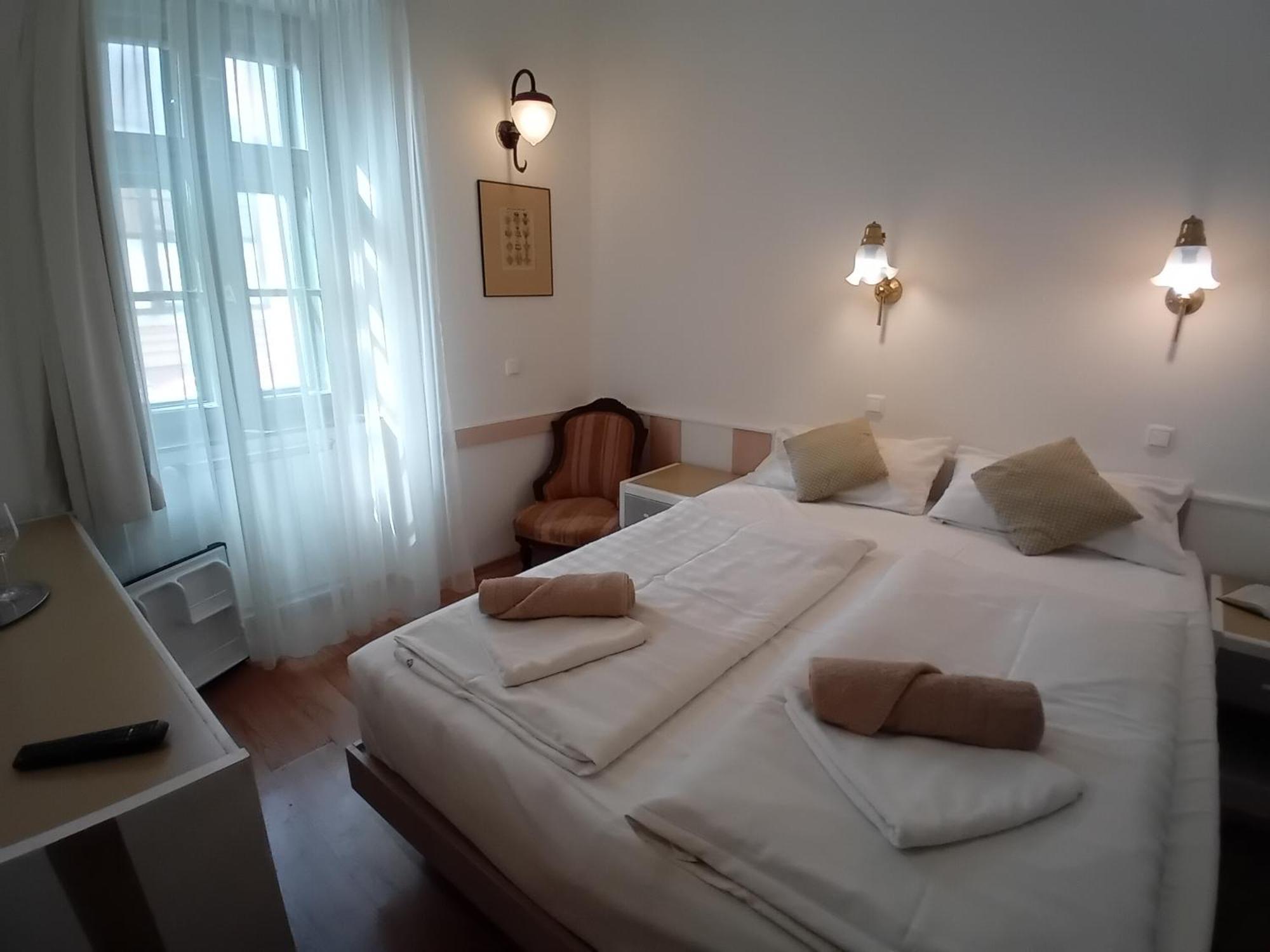 Senator Haz Hotel Егер Екстериор снимка
