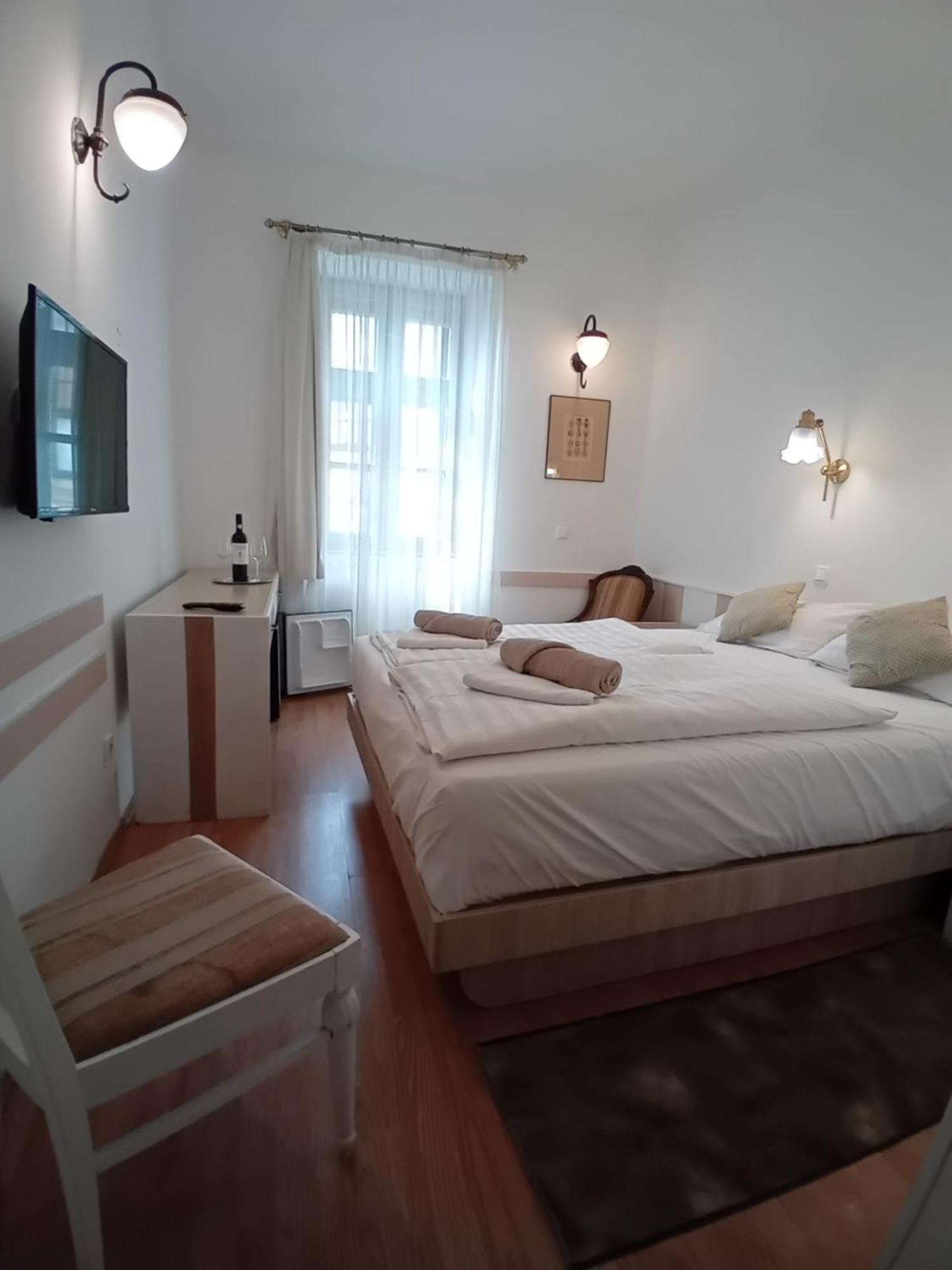 Senator Haz Hotel Егер Екстериор снимка