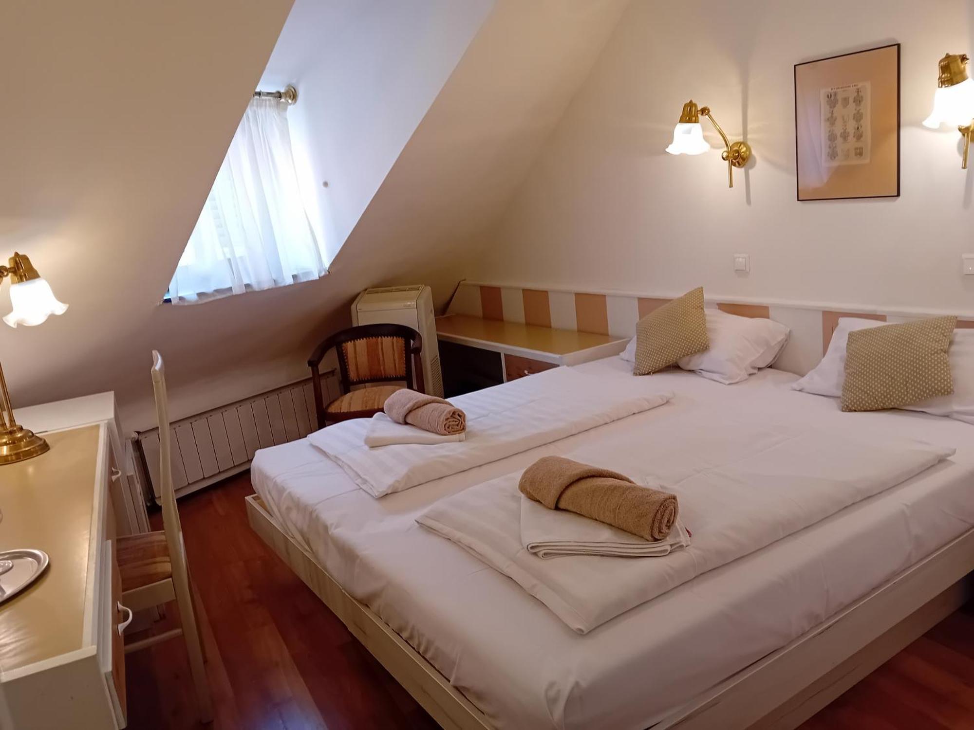 Senator Haz Hotel Егер Екстериор снимка