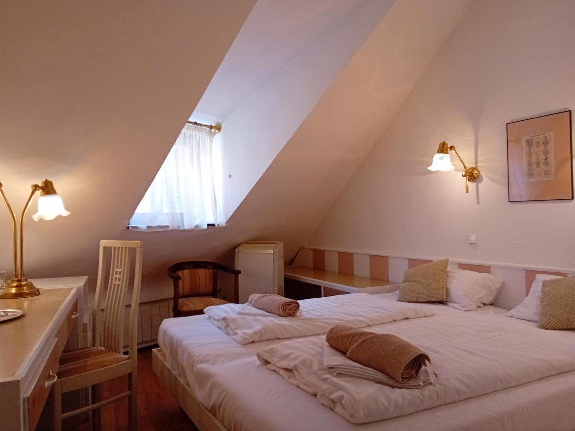 Senator Haz Hotel Егер Екстериор снимка