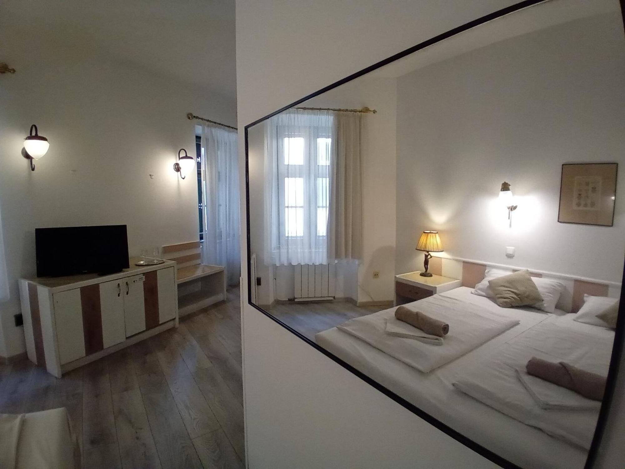 Senator Haz Hotel Егер Екстериор снимка