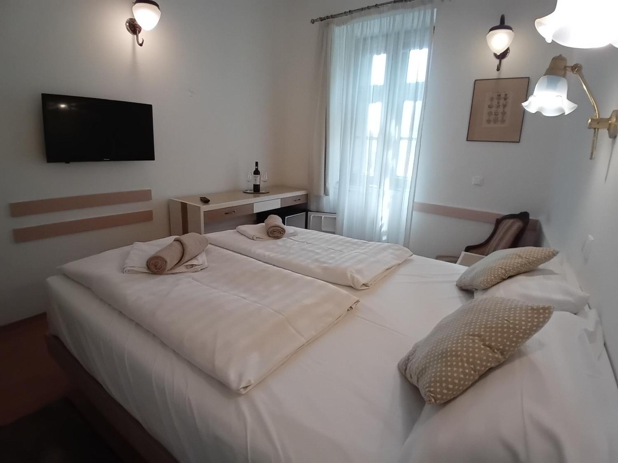 Senator Haz Hotel Егер Екстериор снимка
