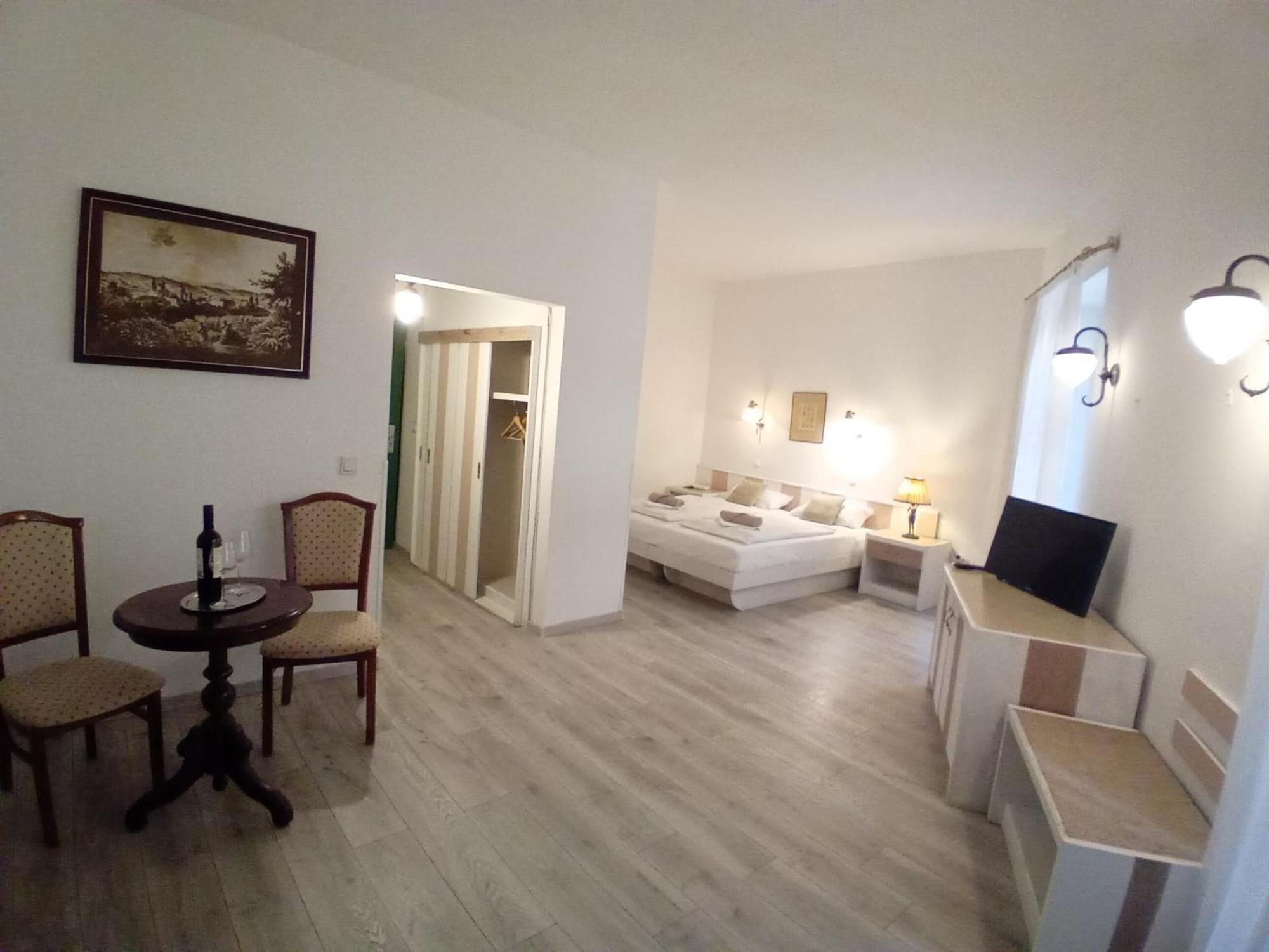 Senator Haz Hotel Егер Екстериор снимка