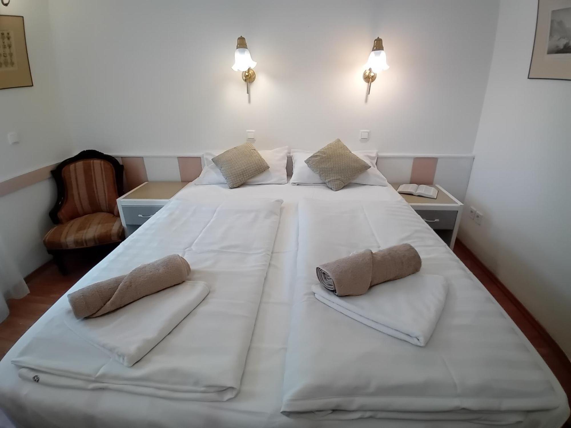Senator Haz Hotel Егер Екстериор снимка
