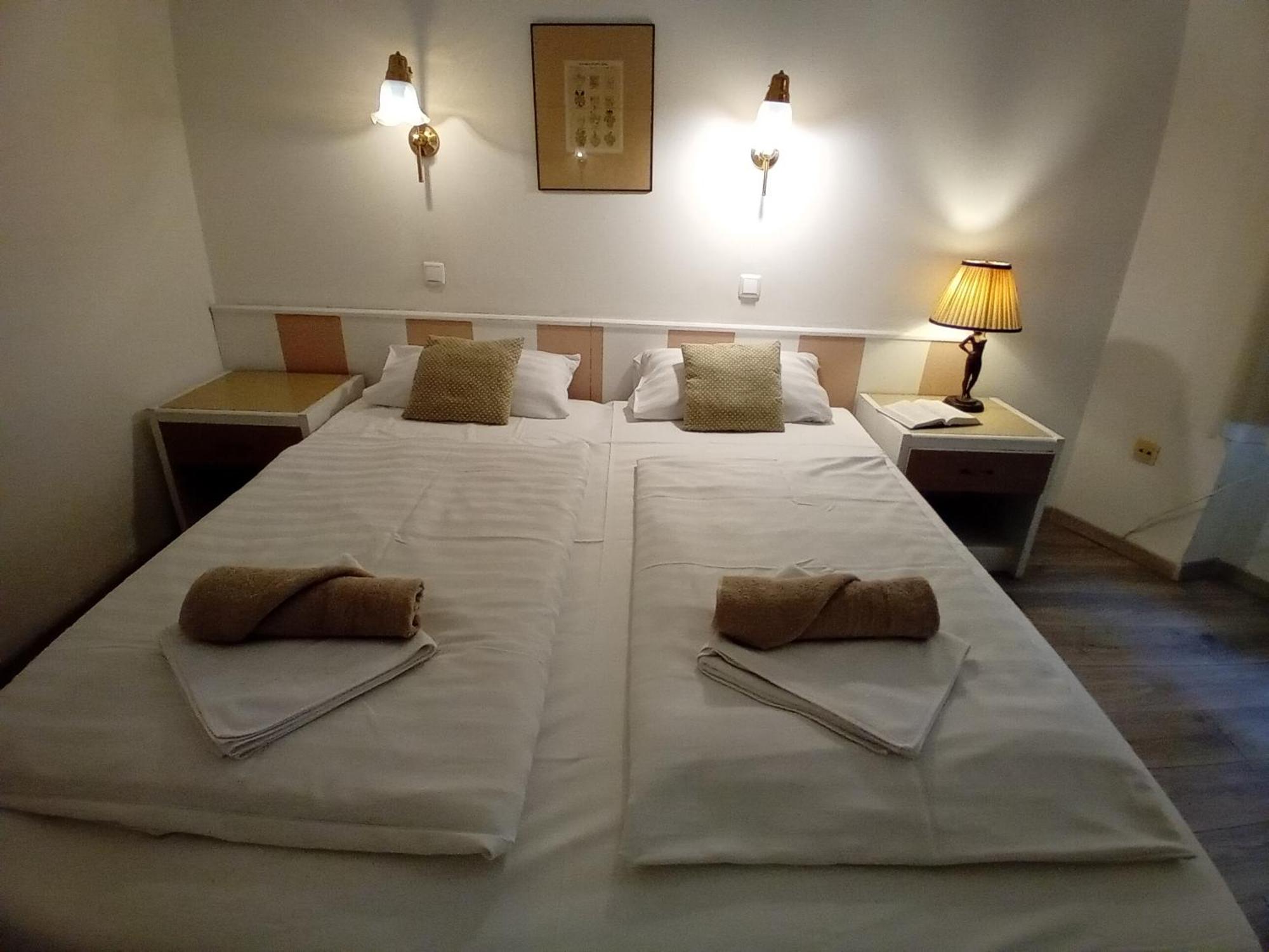 Senator Haz Hotel Егер Екстериор снимка