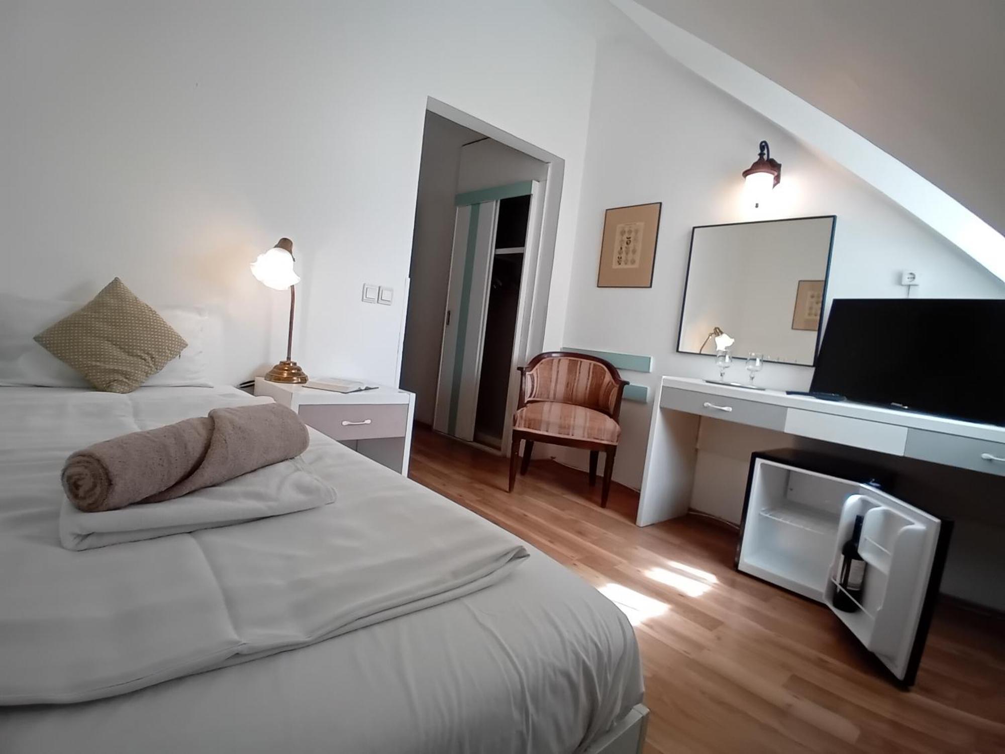 Senator Haz Hotel Егер Екстериор снимка