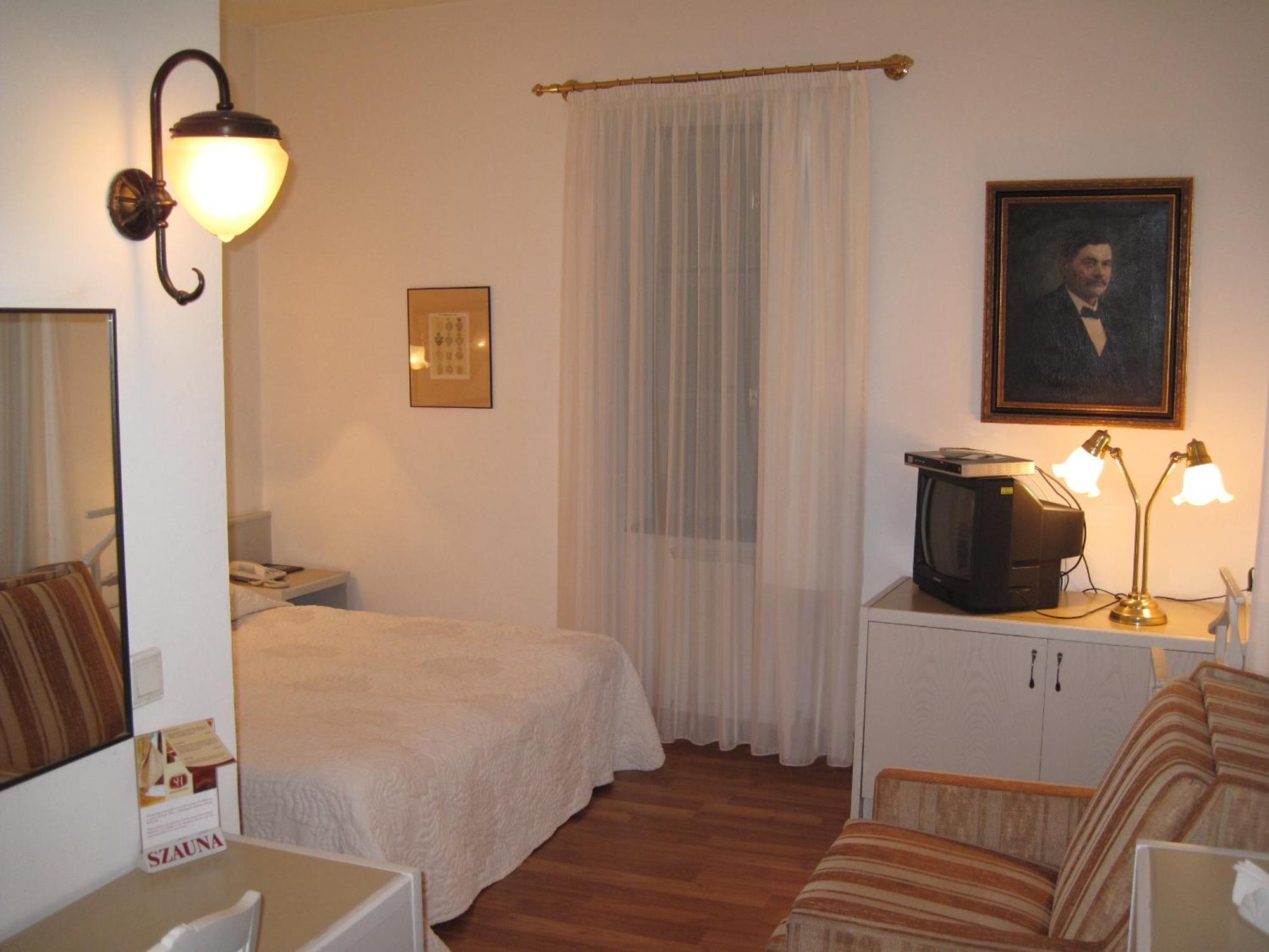 Senator Haz Hotel Егер Екстериор снимка