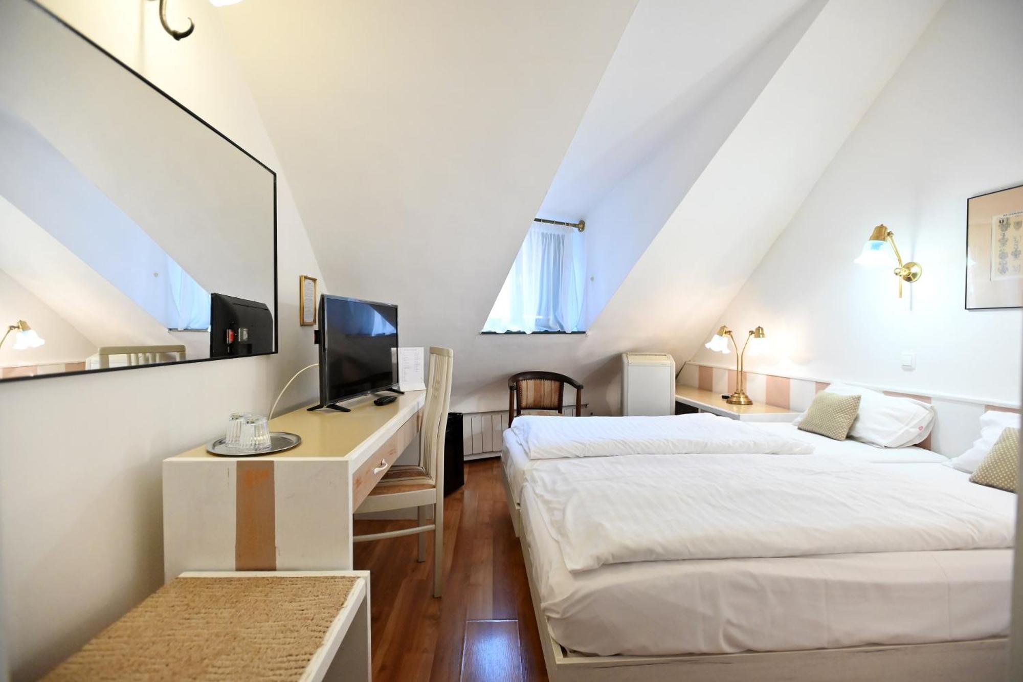 Senator Haz Hotel Егер Екстериор снимка