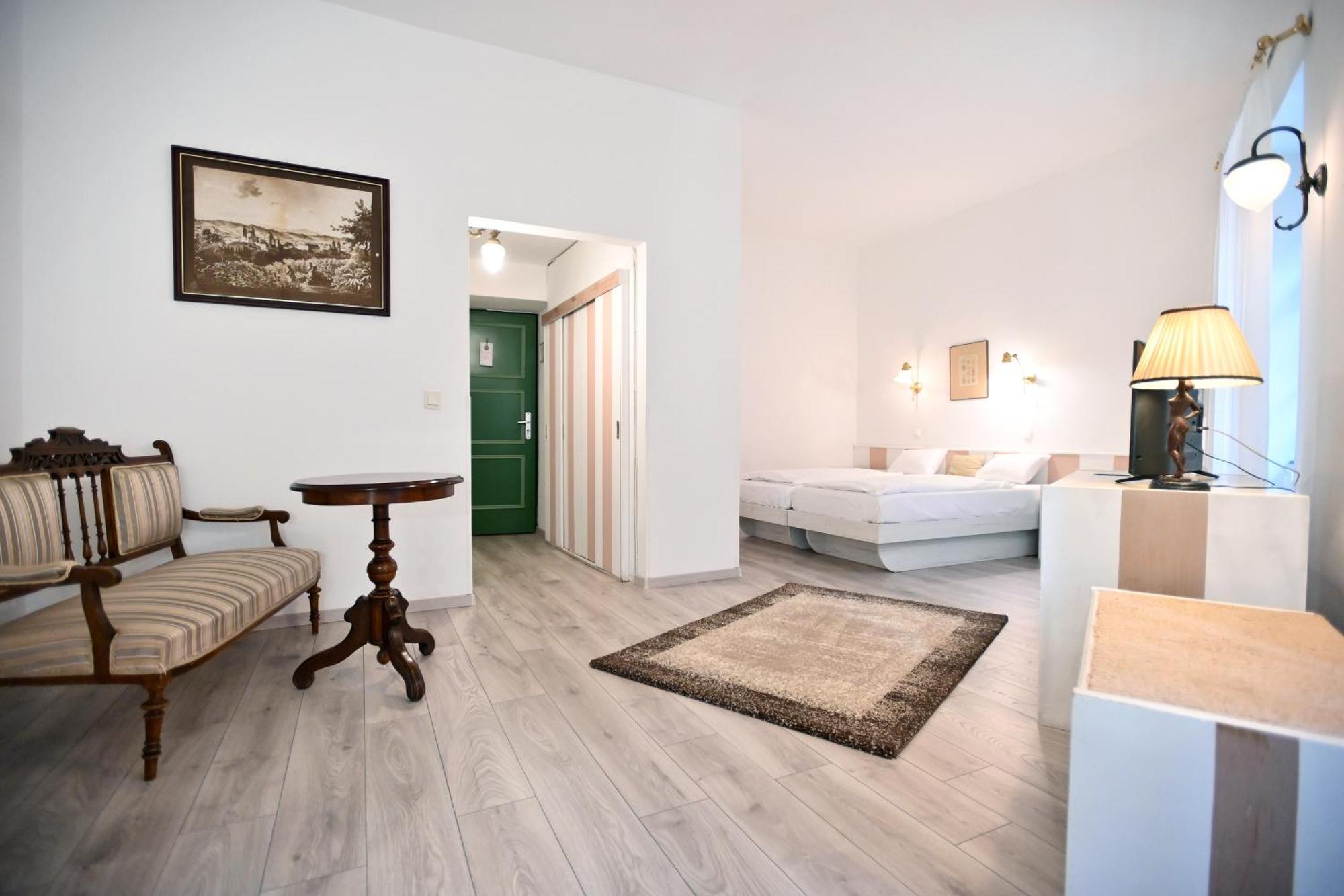 Senator Haz Hotel Егер Екстериор снимка