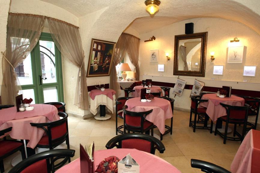 Senator Haz Hotel Егер Екстериор снимка