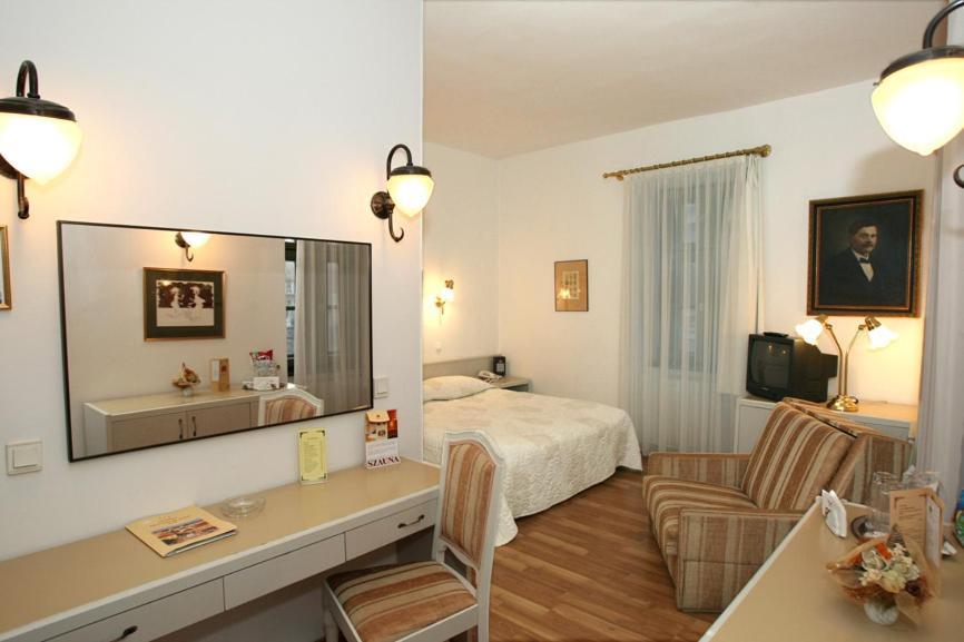 Senator Haz Hotel Егер Екстериор снимка